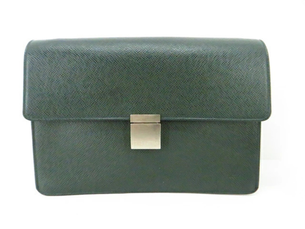 LOUIS VUITTON Selenga Shoulder Bag Taiga Esevia